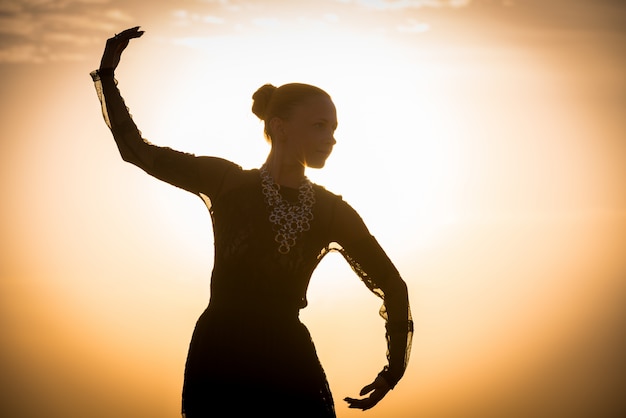 Photo femme dansant au lever du soleil