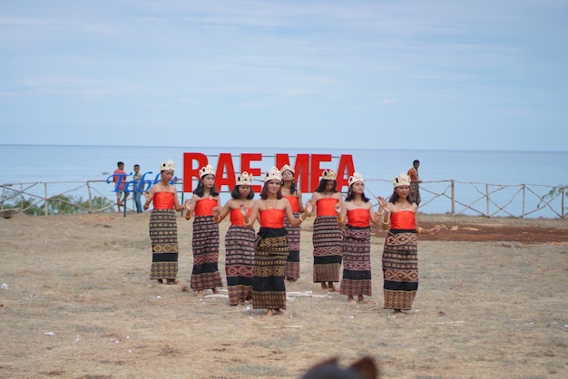 femme dansant la danse waratada de l'île de sabu