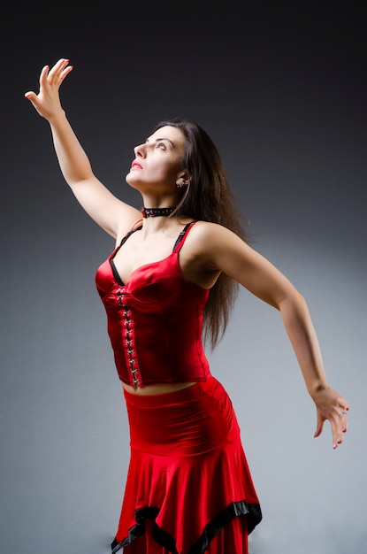 Femme, danse, dans, robe rouge