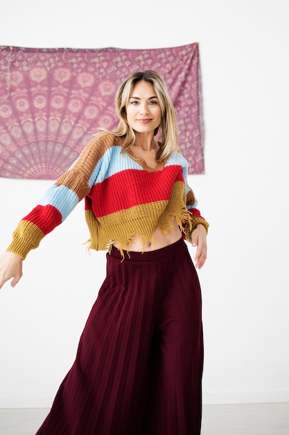 Une femme danse la danse contemporaine Elle regarde la caméra