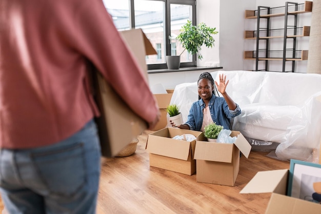 femme déballant des boîtes et déménageant dans une nouvelle maison