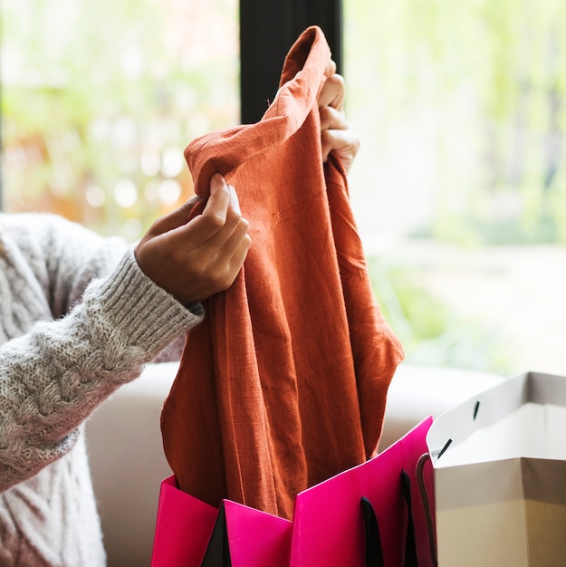 Femme déballant un sac à provisions