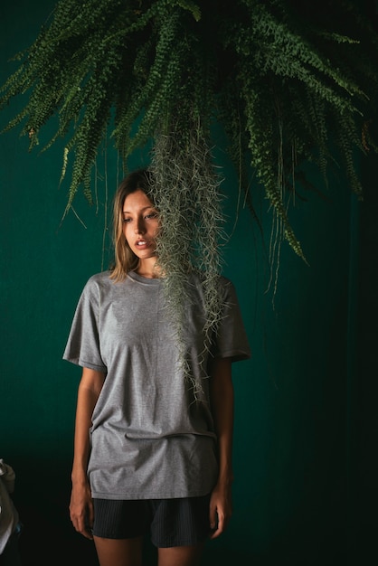 Femme debout avec des arbres