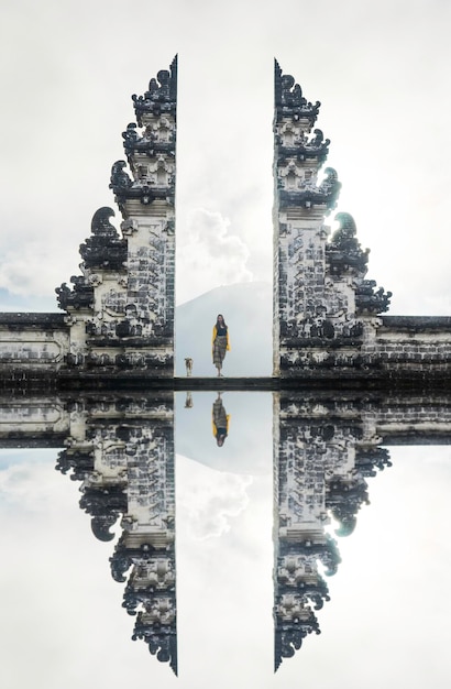 Photo une femme debout au milieu de la porte d'entrée réfléchissant sur un lac calme