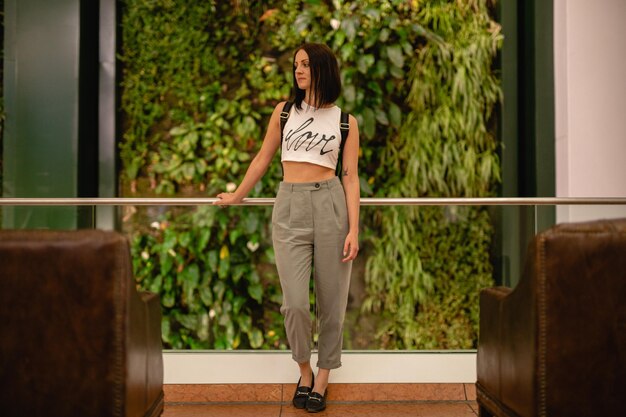 Photo une femme debout sur le balcon.