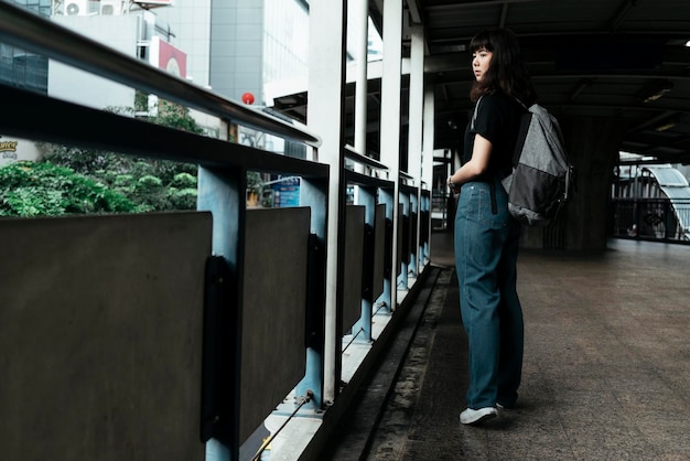 Photo une femme debout sur la balustrade