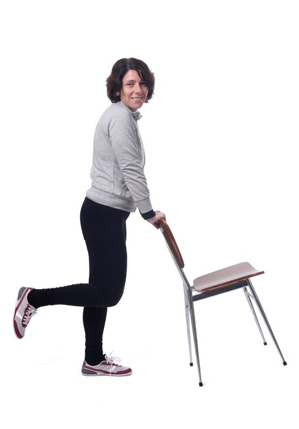 Femme debout avec une chaise en fond blanc