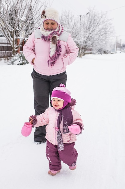 Photo une femme debout sur un champ couvert de neige.