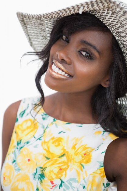 Femme debout, coiffé d&#39;un chapeau d&#39;été