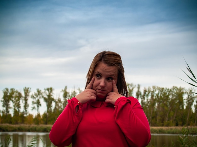 Photo une femme debout contre le ciel