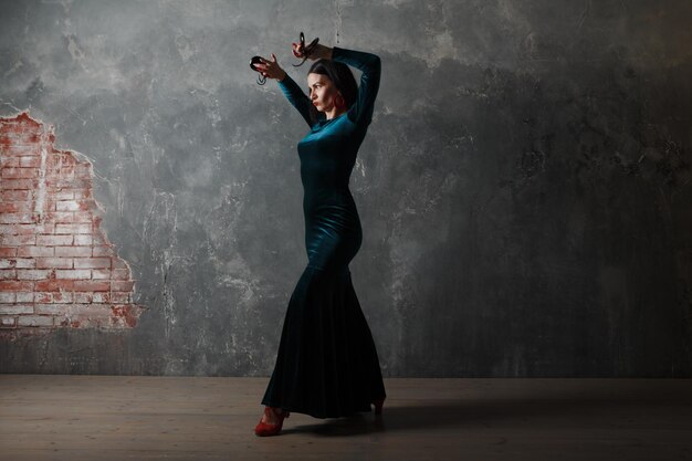 Photo une femme debout contre le mur.