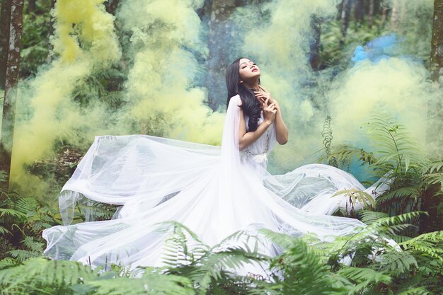 Photo une femme debout contre des plantes.