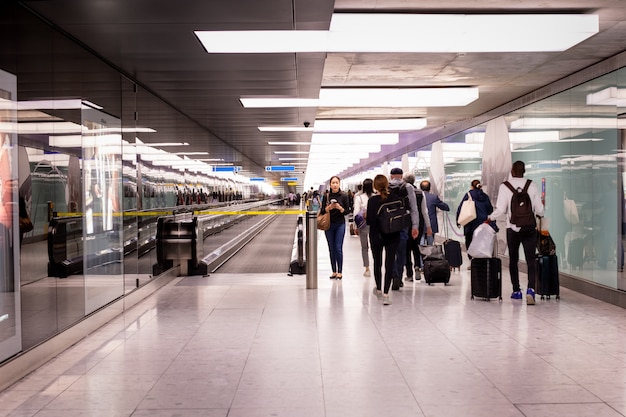 Femme Debout Dans L'aéroport Terminal Avec Groupe De Passagers à Pied.