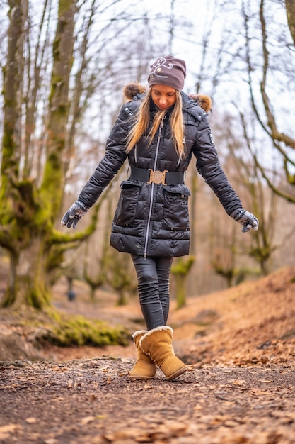 Une femme debout dans une belle forêt