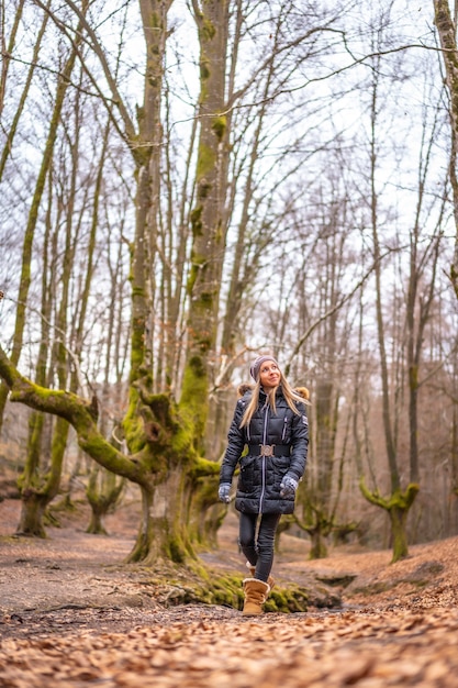 Une femme debout dans une belle forêt