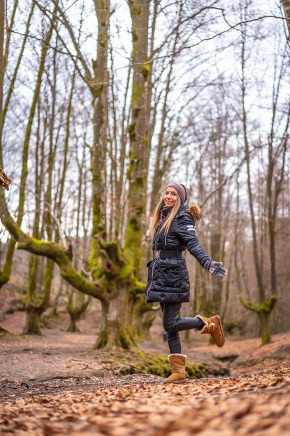 Une femme debout dans une belle forêt