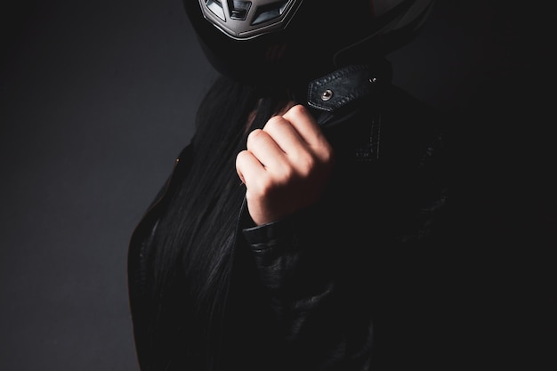 Femme debout dans un casque de moto