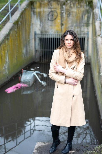 Photo une femme debout dans la neige.