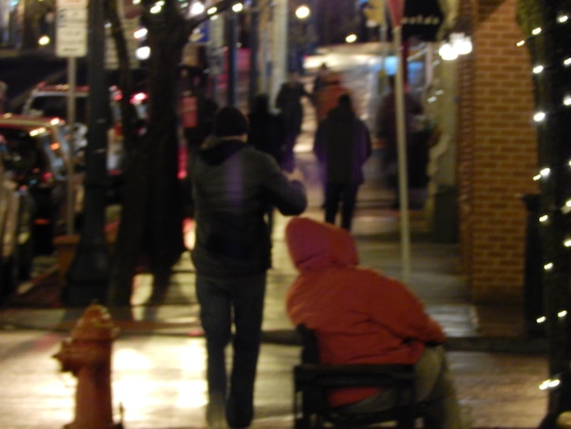 Photo une femme debout dans la rue de la ville la nuit.