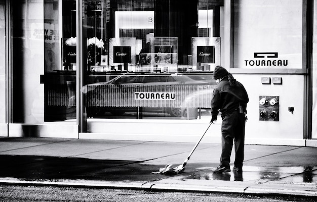 Photo une femme debout dans une rue de la ville