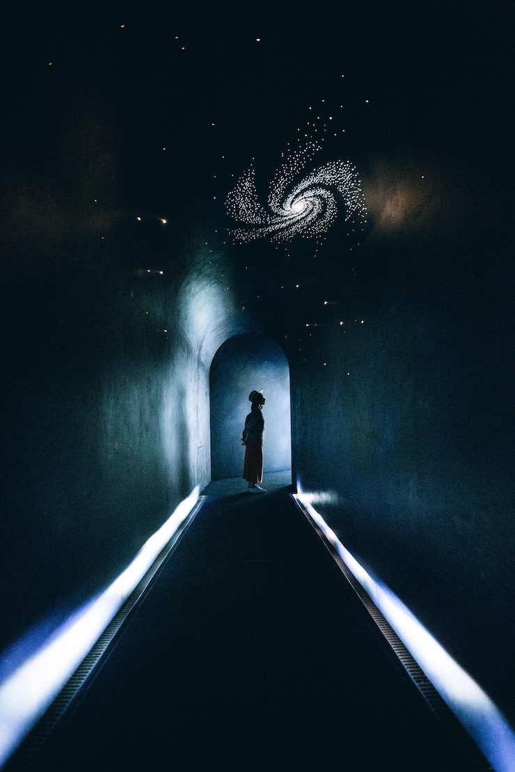 Photo une femme debout dans un tunnel éclairé