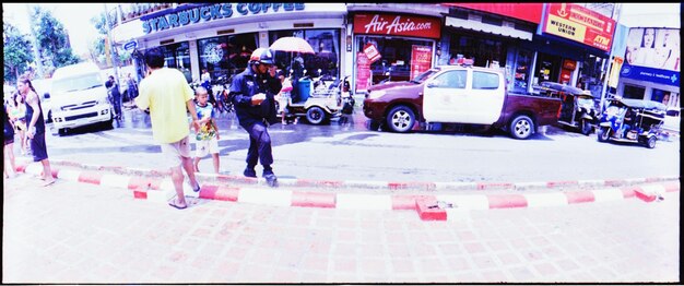 Photo une femme debout dans la ville