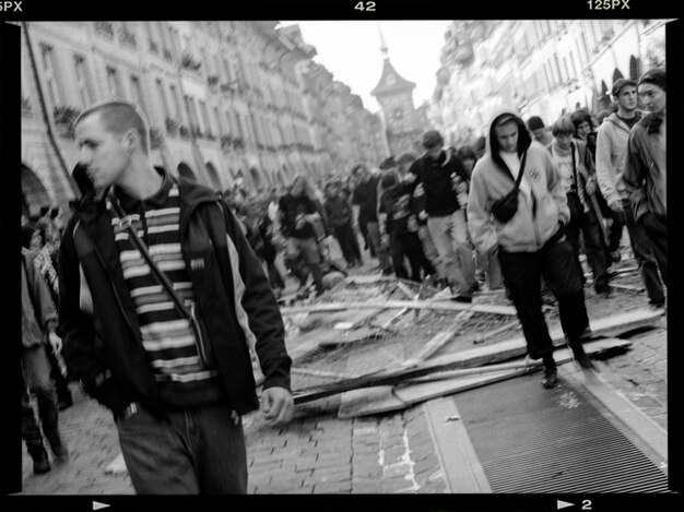 Photo une femme debout dans la ville