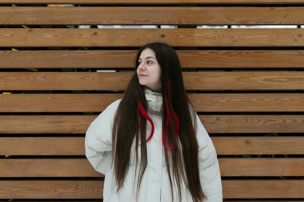 Photo une femme debout devant un banc en bois.