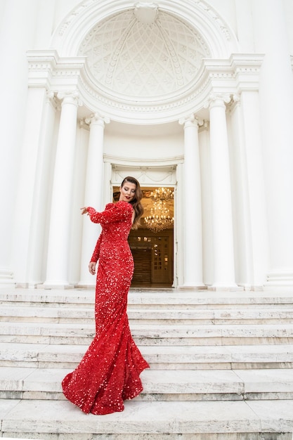 Photo une femme debout devant le bâtiment.