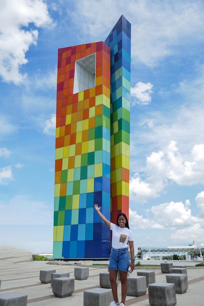 Femme debout devant un monument à Barranquilla Colombie