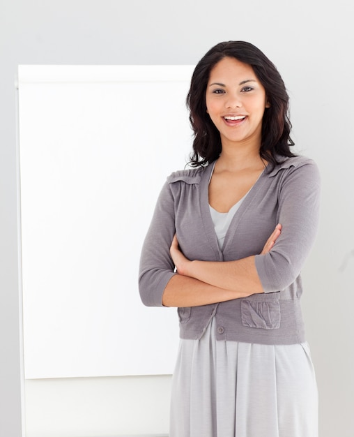 Femme debout devant un tableau de présentation