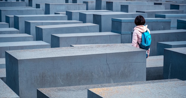 Femme debout entre les stèles du mémorial de l'Holocauste