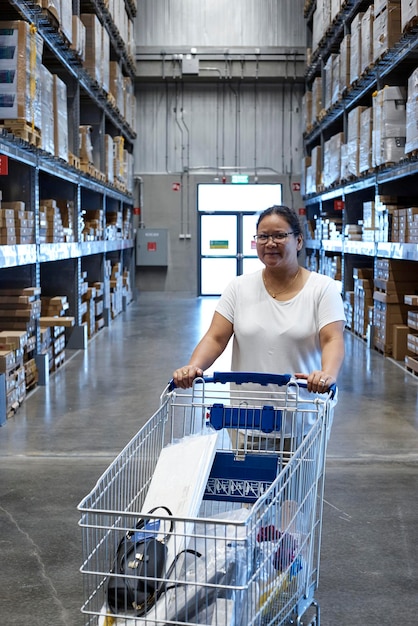 Photo femme debout à l'entrepôt de distribution