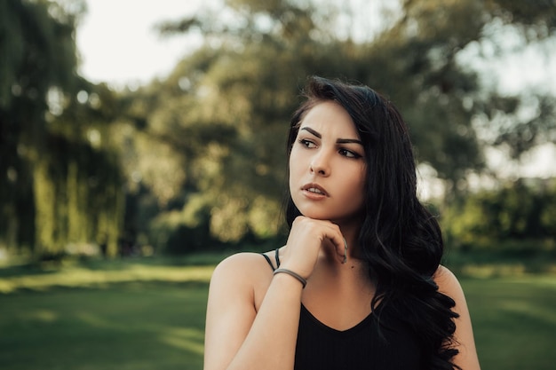 Femme debout à l'extérieur