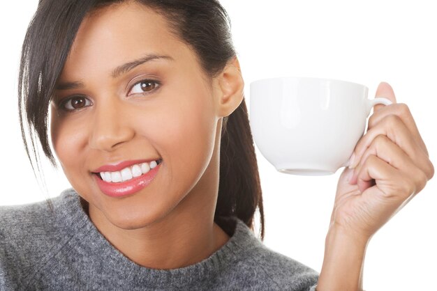 Photo une femme debout sur un fond blanc