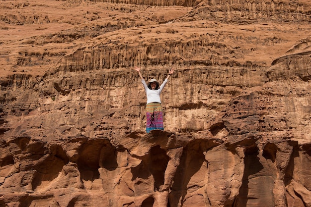 Photo une femme debout sur une formation rocheuse