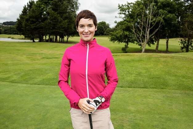 Femme, debout, golf, club, golf, cours