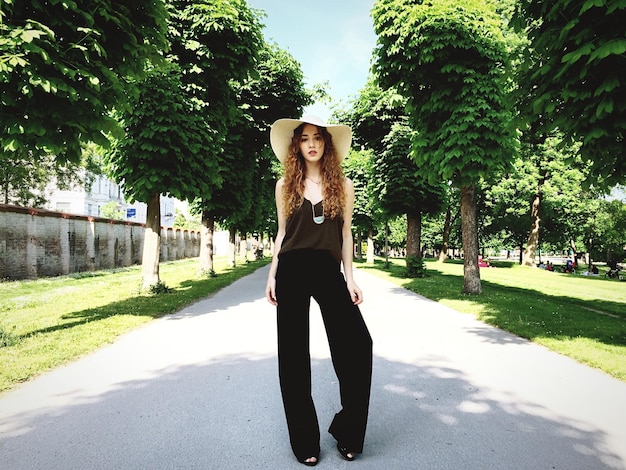 Une femme debout sur l'herbe