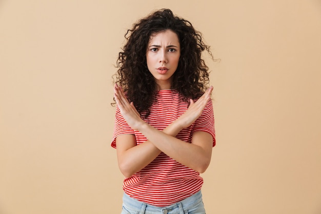 Femme debout isolée montrant le geste des pouces.