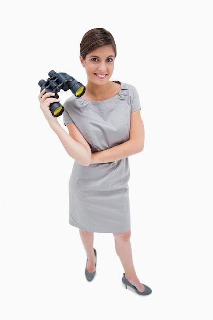 Femme debout avec des jumelles