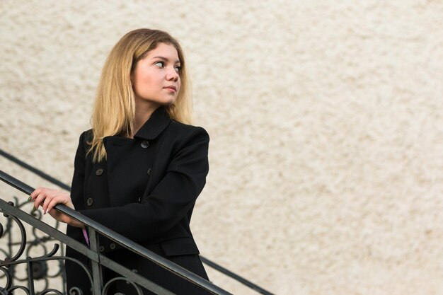 Photo une femme debout sur des marches près de la balustrade