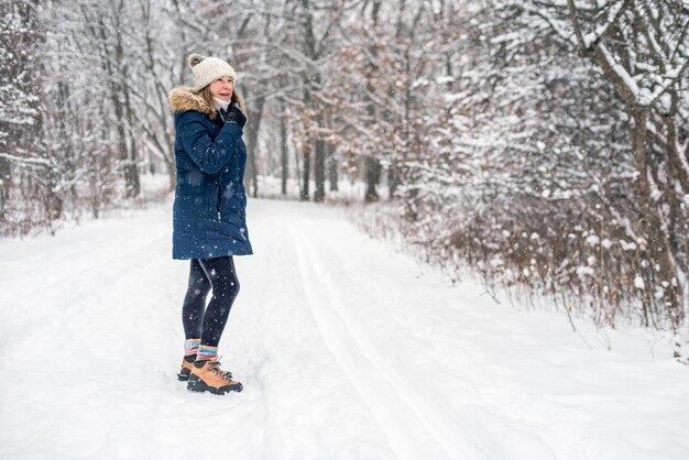 Photo une femme debout sur la neige.