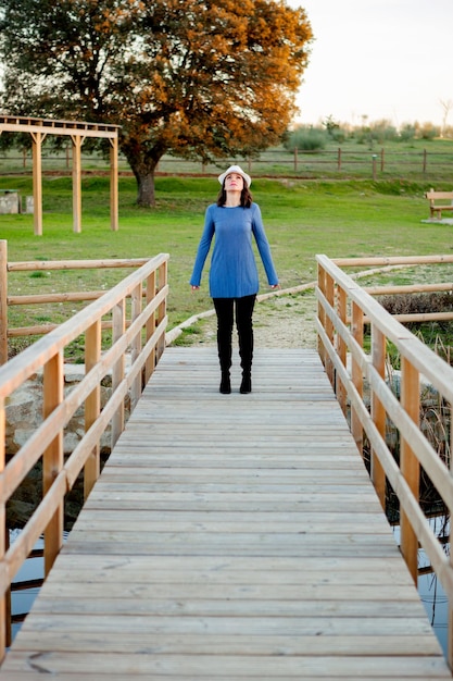 Une femme debout sur une passerelle