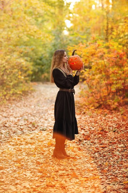 Photo une femme debout près d'un arbre en automne