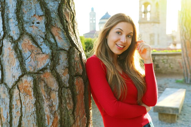 Femme debout près de l'arbre