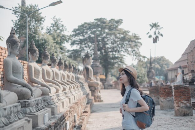 Photo une femme debout près d'un bâtiment historique