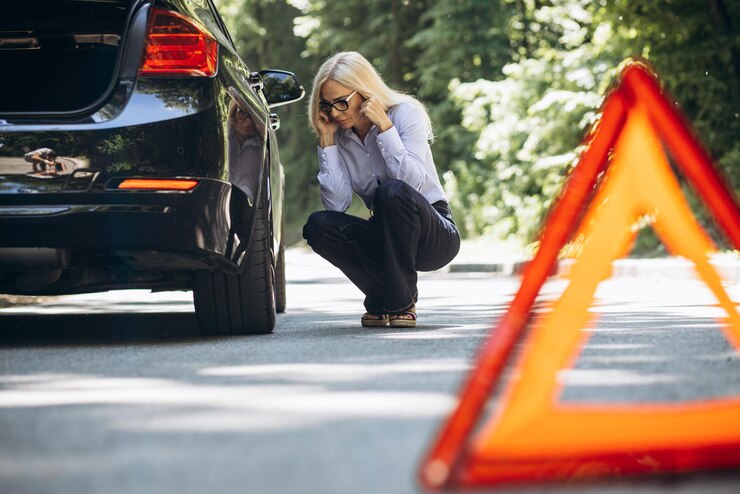 Photo femme debout près de la voiture à cause d'une panne