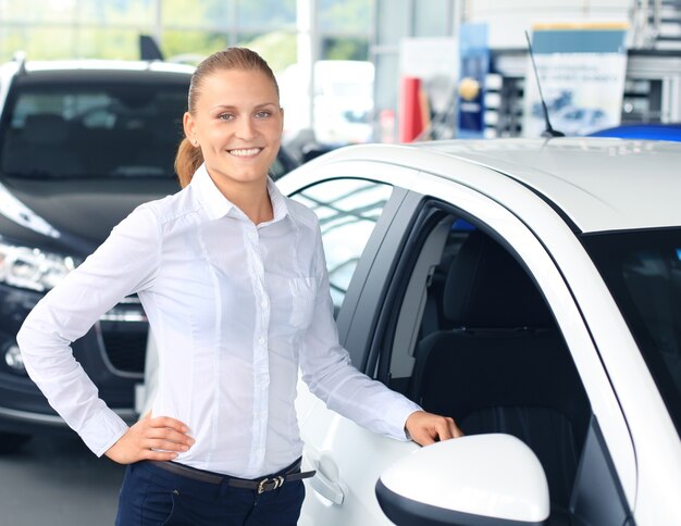 Femme debout près de voiture