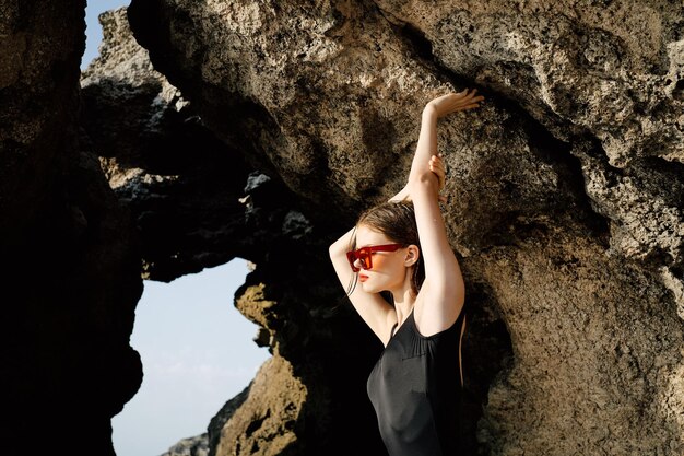 Une femme debout sur un rocher