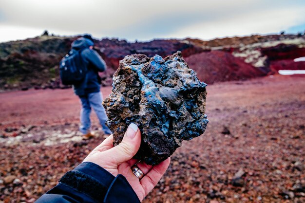 Photo une femme debout sur un rocher